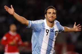 开云kaiyun-尼斯实现赛季首次零封，防守端迎来新局面，尼斯队球衣