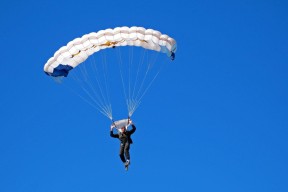 开云中国大陆-关键一击：进攻策略在斯诺克比赛中的巧妙运用，斯诺克规则进球顺序视频