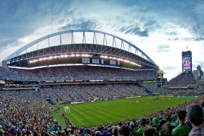 开云网页版登录入口-巨星再聚首：多位传奇在季后赛中上演“怀旧盛宴”，精选传奇巨星包名单