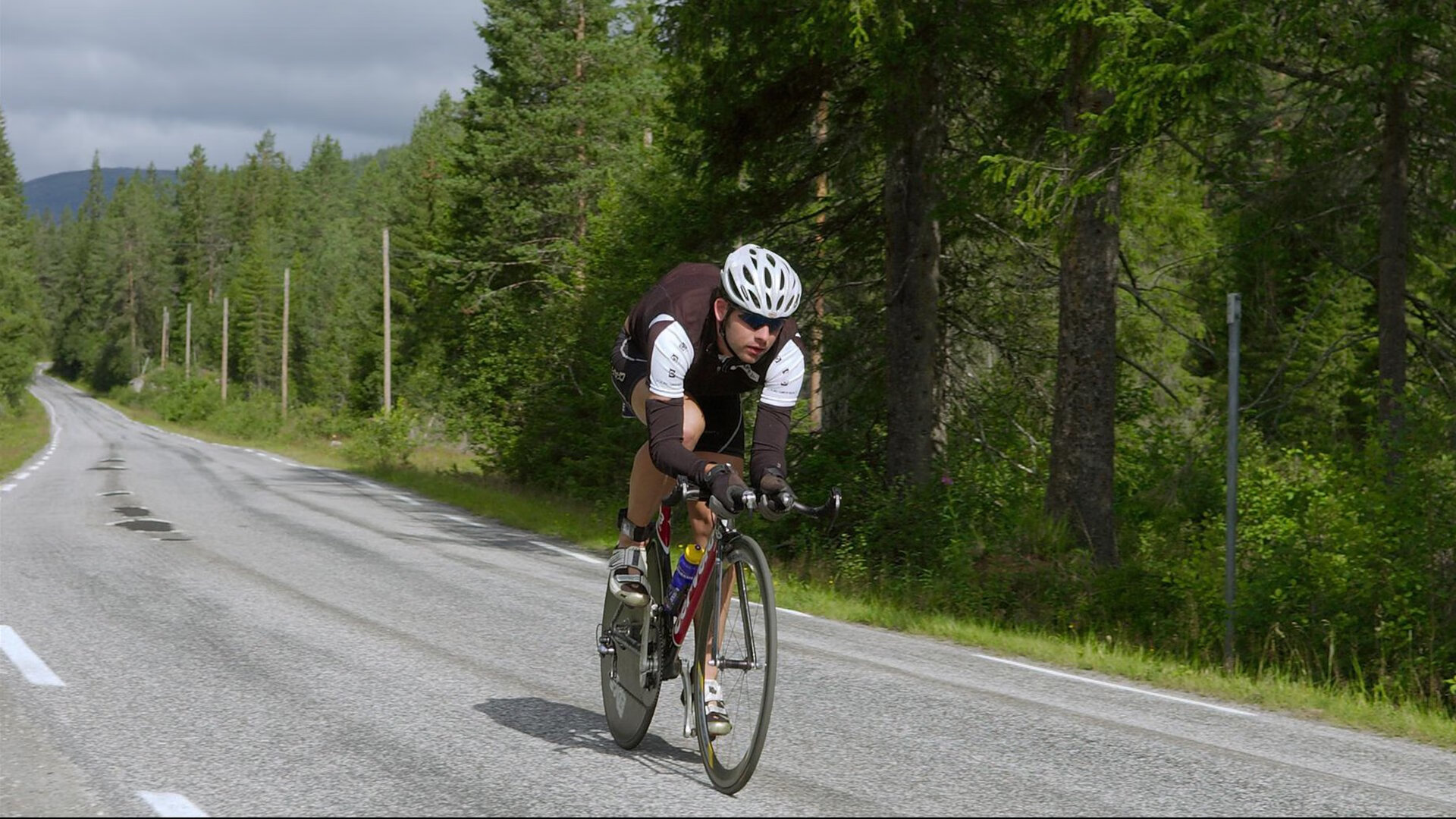 “弯道飞舞:漂移技巧的极致演绎”,弯道漂移为什么要打反方向