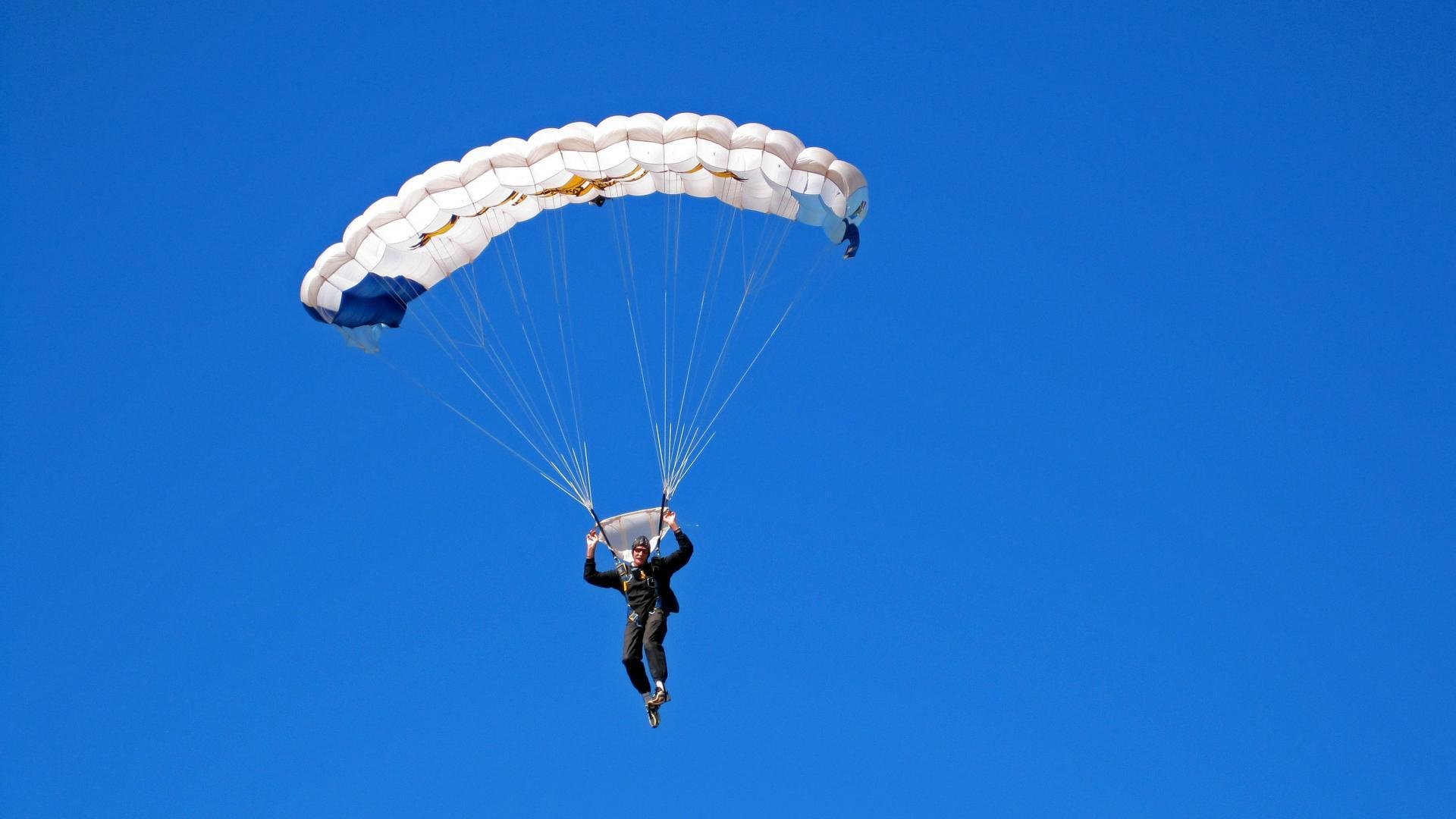 《赛事道具与周边:电竞粉丝的收藏狂潮》,电竞周边产品礼盒