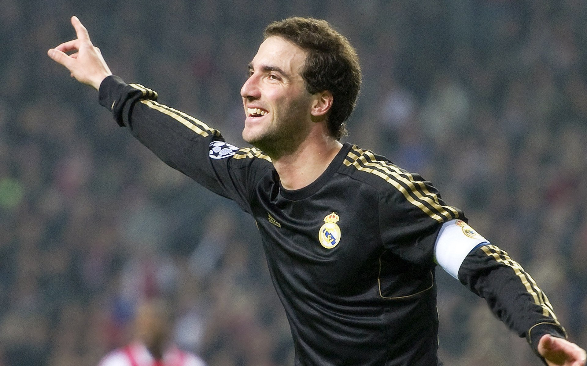 在带领球队取得“逆转”胜利过程中，他的篮下争抢战术锦上添花！