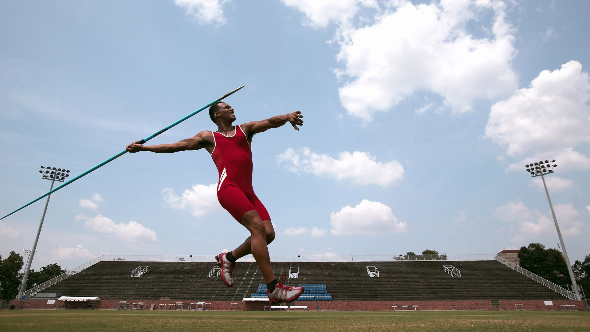 德甲俱乐部球场停车配套升级对周边商圈的带动效益,德甲的球场是不是小些
